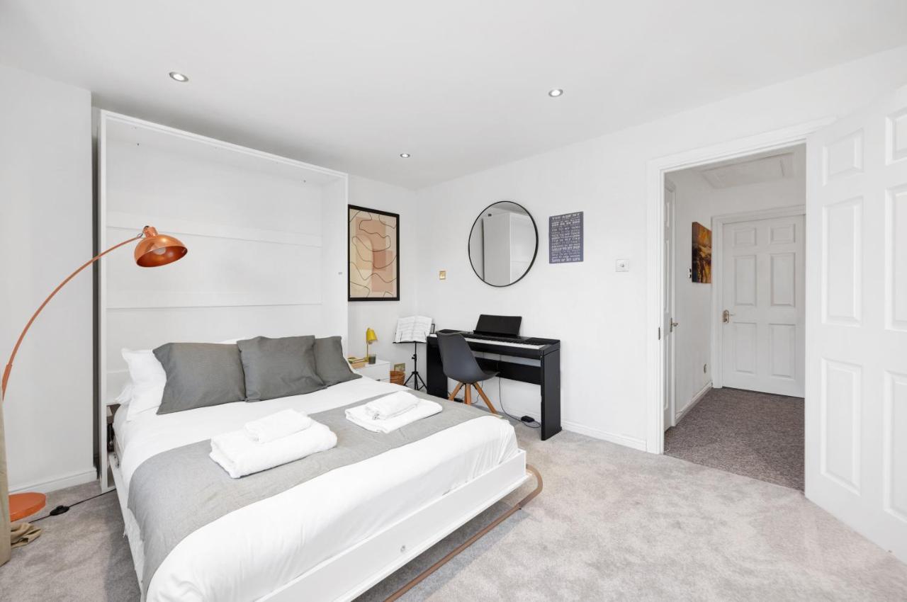 Lovely 3 Bedroom House Short Term & Flexible Renting Limehouse With Private Parking And Garden! Appartamento Londra