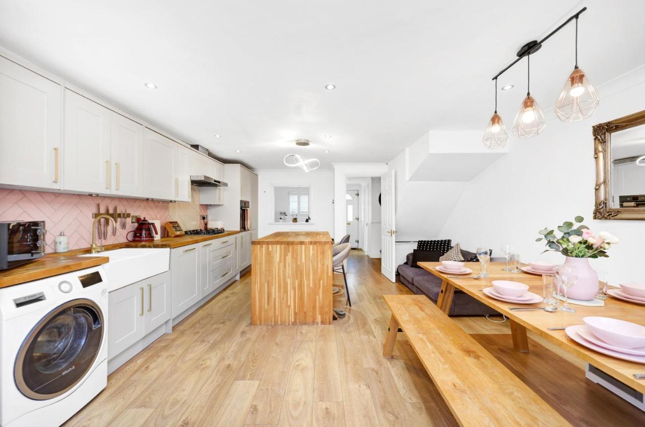 Lovely 3 Bedroom House Short Term & Flexible Renting Limehouse With Private Parking And Garden! Londra