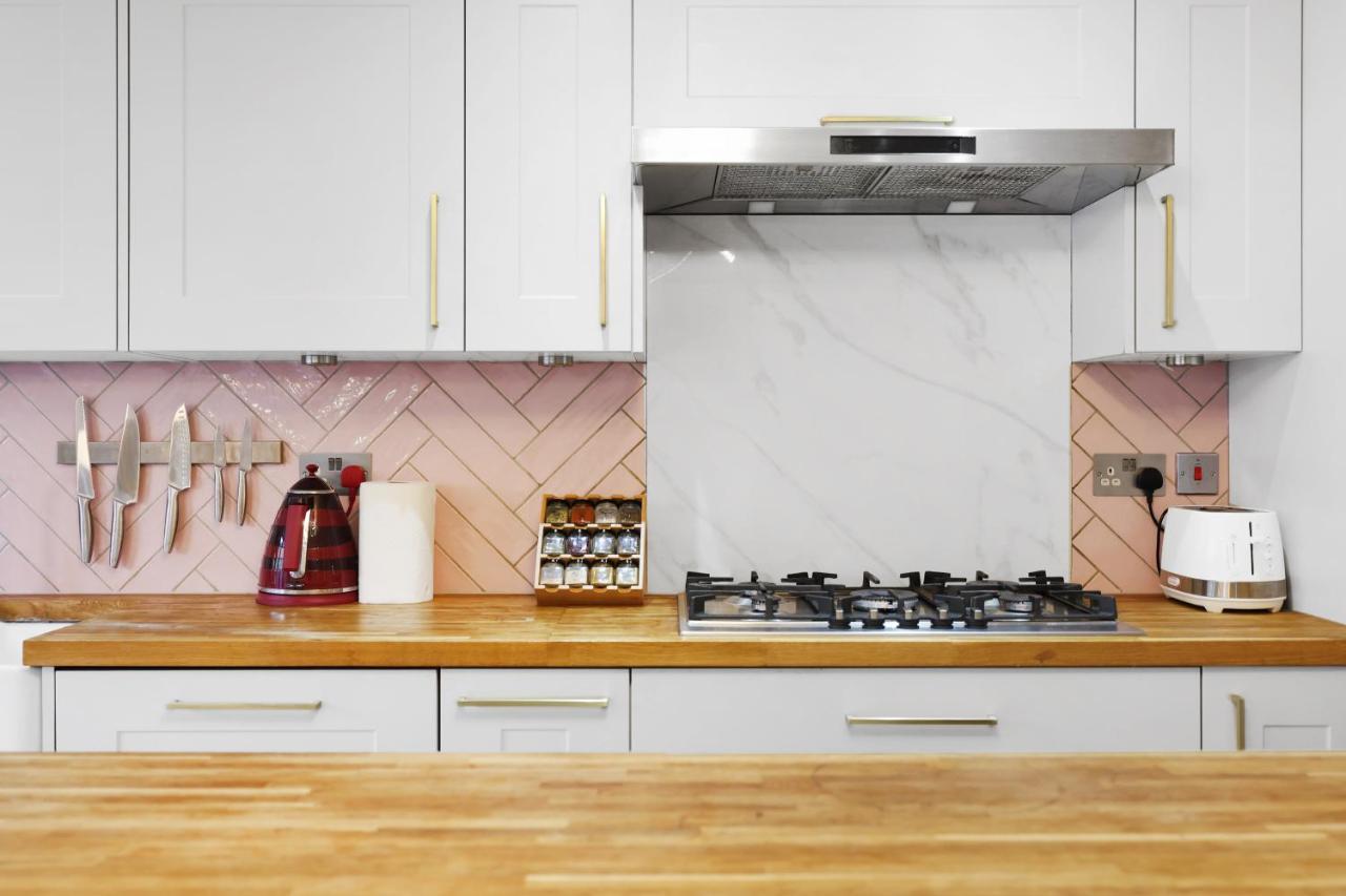 Lovely 3 Bedroom House Short Term & Flexible Renting Limehouse With Private Parking And Garden! Appartamento Londra