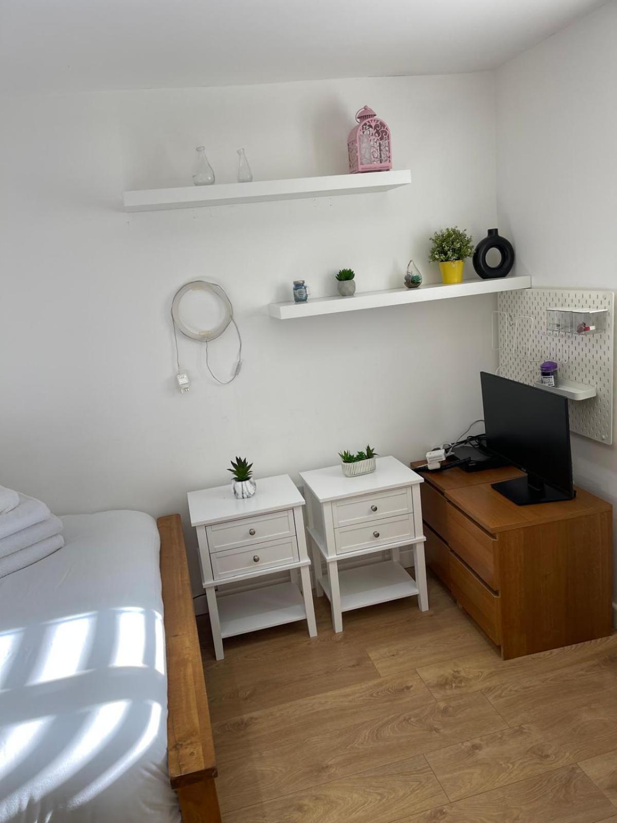 Appartamento Lovely 3 Bedroom House Short Term & Flexible Renting Limehouse With Private Parking And Garden! Londra